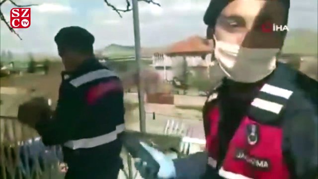 Sağlık çalışanından görüşemediği kızına doğum günü sürprizi