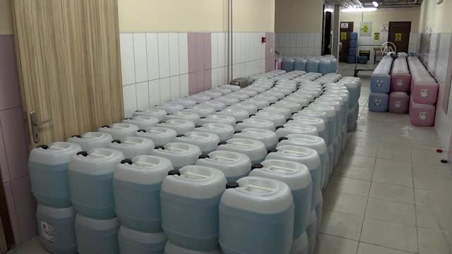 Meslek lisesi öğretmenleri, yaşlılar için dezenfektan mesaisinde