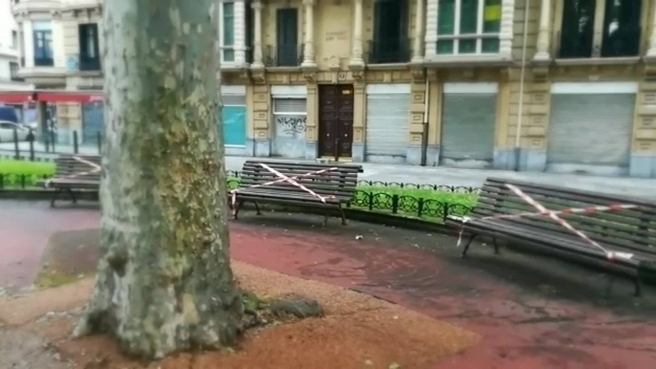 Bilbao precinta los bancos de los parques públicos por el Covid-19