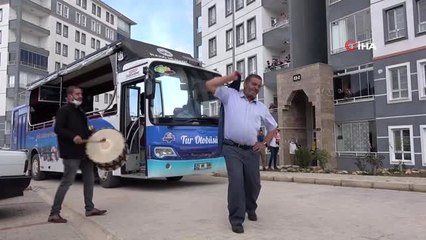 Davul ve klarnetin sesini duyan oynamaya başladı