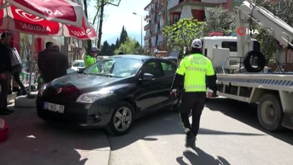 El freni çekilmeyen otomobil markete girerken son anda durdu...O anlar kamerada