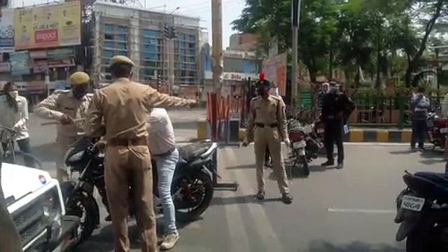 झांसी: लॉकडाउन का उल्लंघन करने पुलिस ने कर दी पिटाई, देखिए वीडियो