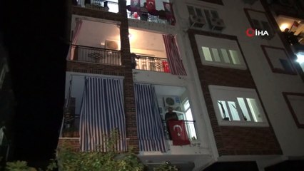 Antalya'da müzik öğretmeni, mahalleyi türkü ve marşlarla coşturdu