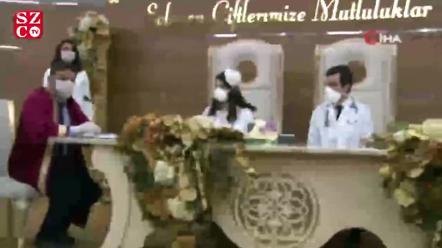 Doktor çiftin aşkı koronavirüs engelini dinlemedi