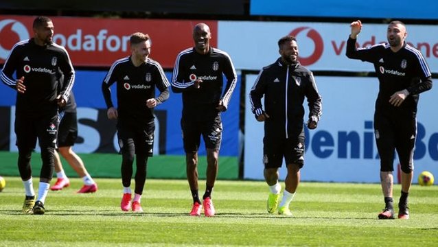 Beşiktaşlı futbolcular 1 aylık aranın ardından sahada antrenmanlara başladı