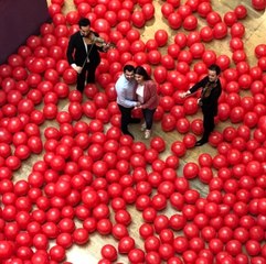 Eşinden, fenomen Elmira Namazova'ya 10 bin balonla evlilik yıl dönümü kutlaması