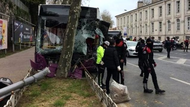 Zincirleme kazaya karışan İETT otobüsü, ağaca çarparak durabildi