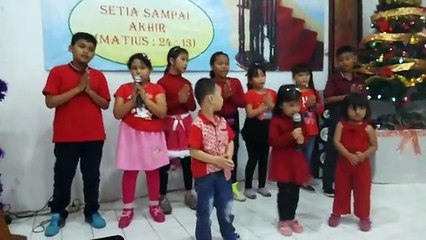 group vokal anak - anak lucu menyanyikan lagu pohon terang