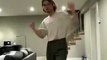 El escalofriante viral de TikTok: ¿aparece un fantasma detrás del joven que baila?
