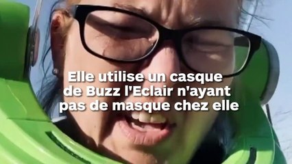 Elle porte un casque Buzz l'Éclair n'ayant pas de masque de protection pour faire ses courses