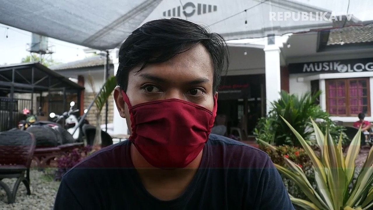 Relawan 'Dapur untuk Rakyat' sedang mempersiapkan paket makanan untuk membantu warga terdampak Covid-19.