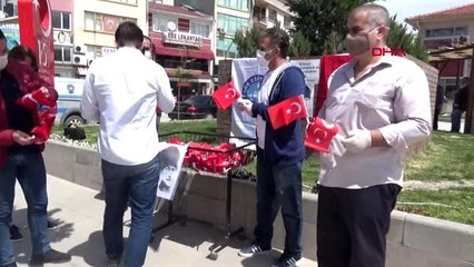 Meydanda Türk bayrağı dağıttılar