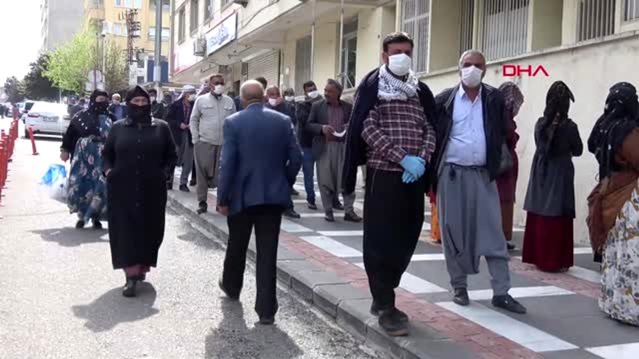 ŞANLIURFA Yasak sonrası PTT ve banka şubeleri önünde kuyruk