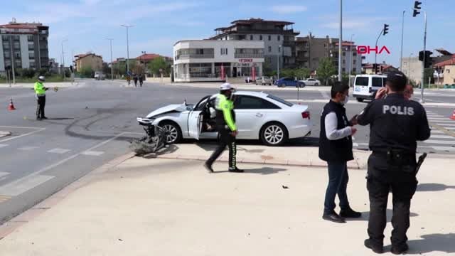 Polis aracı ile otomobil çarpıştı: 2'si polis, 3 yaralı