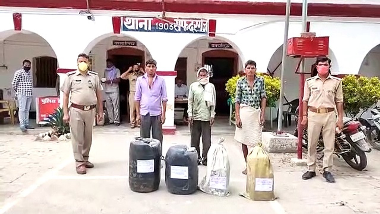 बाराबंकी: पुलिस ने 100 लीटर अवैध कच्ची शराब बरा...