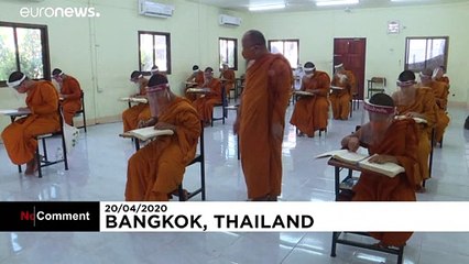 Ταϊλάνδη: Μάθημα με μάσκες και ασπίδες προσώπου για βουδιστές μοναχούς