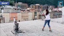 İtalya'da iki genç kadın, evlerinin terasında karşılıklı tenis maçı oynadı