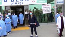 Korona virüs tedavisi gören vatandaş alkışlar eşliğinde taburcu oldu