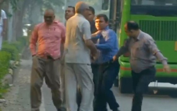 Khabar Cut2Cut: Four IB officials caught snooping outside exiled CBI chief Alok Verma's Delhi home