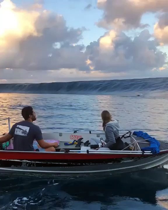 Ce surfeur réussit à surfer sur une vague géante et c’est juste magnifique !