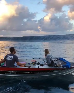 Ce surfeur réussit à surfer sur une vague géante et c’est juste magnifique !