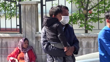 Sokakta kalan 60 mülteciye polis sahip çıktı