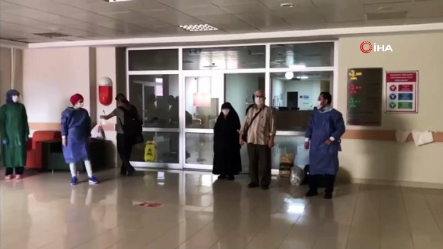 Korona virüsü yenen yaşlı çift hastaneden alkışlarla taburcu edildi