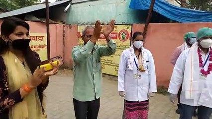 इटावा: खान प्रेरिका द्वारा डॉक्टरों को किया गया सम्मानित