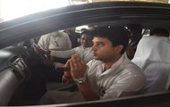 Jyotiraditya Scindia turns good Samaritan, helps elderly man in MP