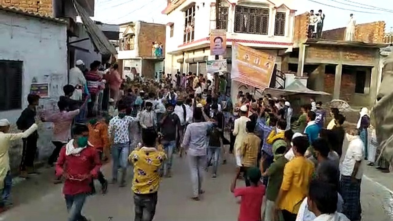 पुलिसकर्मी ही उड़ा रहे सोशल डिस्टेंस की धज्जियां
