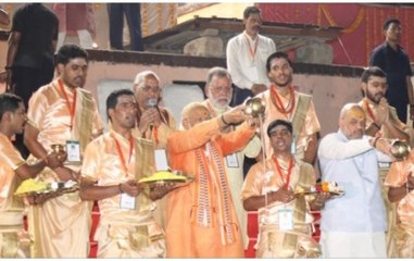 Tải video: After roadshow, PM Modi performs Ganga Aarti at Dashashwamedh Ghat