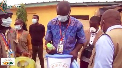 Le Mouvement pour la Revalorisation du Commerce en Côte d'Ivoire MRCCI offre des kits de protection contre le Coronavirus aux commerçants