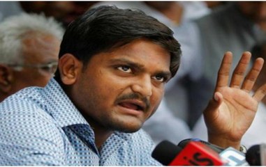 下载视频: Congress leader Hardik Patel slapped in Gujarat’s Surendranagar