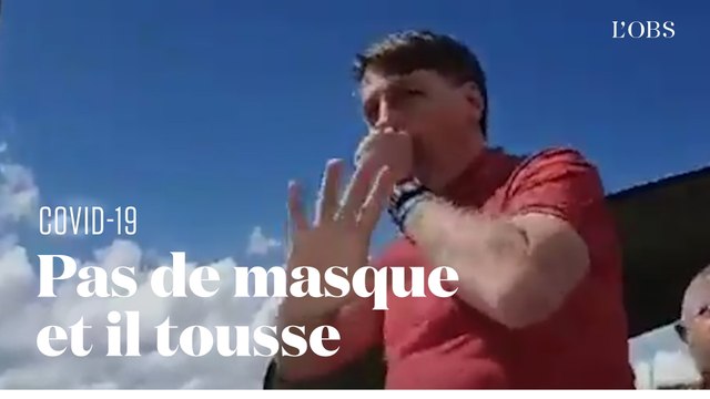 Jair Bolsonaro, sans masque, tousse devant les manifestants anti-confinement qu'il venait soutenir