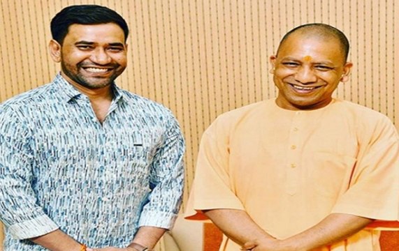 BJP fields Dinesh Lal Yadav 'Nirhua' against Akhilesh from Azamgarh