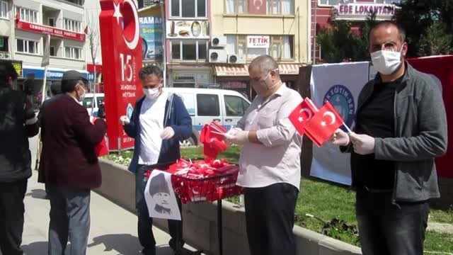Sandıklı'da Türk Eğitim-Sen, Türk bayrağı dağıttı