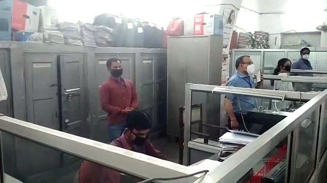 इटावा: सरकारी कार्यालय का जायजा लेने पहुंचे जिलाधिकारी