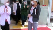 Koronavirüs'ü yenen hemşire alkışlarla taburcu edildi