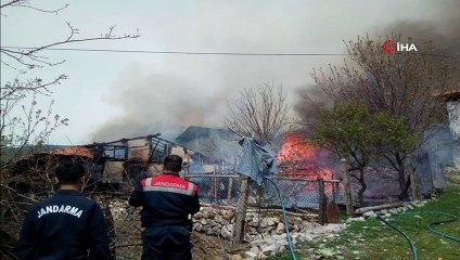 Nallıhan'da çıkan yangında ev kullanılamaz hale geldi