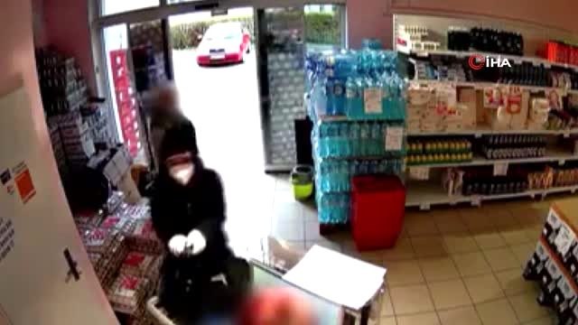 - Çekya'da hırsız marketi soydu, görevli ise paspasa devam etti
