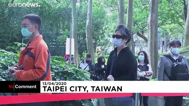 Monges budistas adaptam-se aos novos tempos