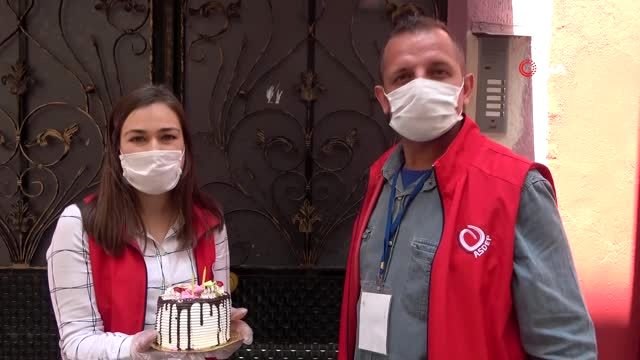 Doğum günü sürprizi yapılan 78 yaşındaki Pembe ninenin mutluluk gözyaşları