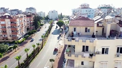 Musisi Turki Hibur Warga yang Mengisolasi Diri