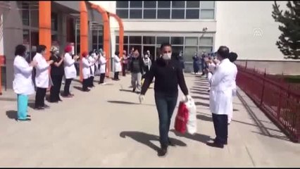 Yeni tip koronavirüsü yenen 26 kişi daha alkışlarla taburcu edildi