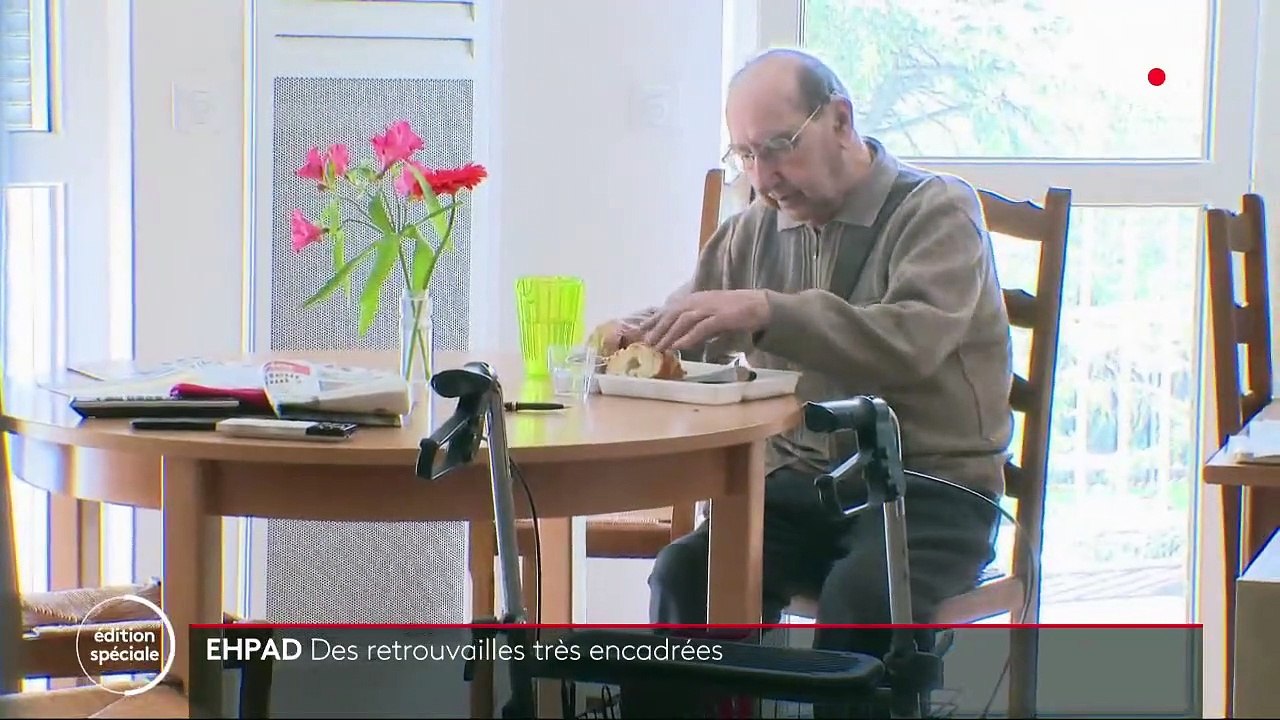 "Embrasser mes enfants, ça me manque" : les résidents d'Ehpad attendent avec impatience les visites de leurs proches, autorisées mais encadrées