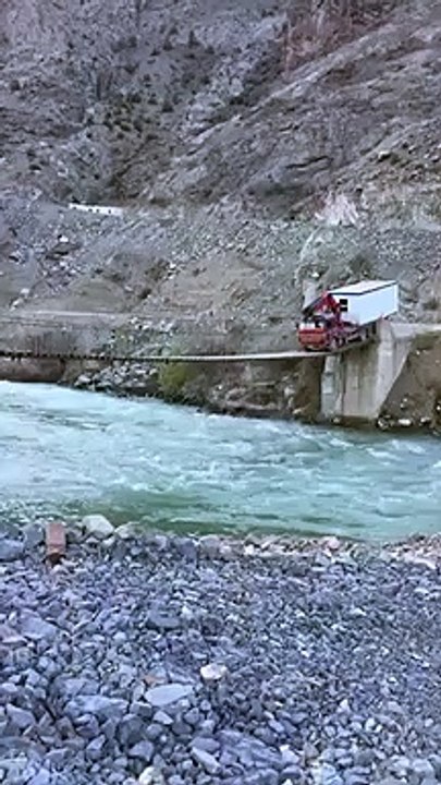Ce conducteur un peu fou traverse un petit pont de bois en camion