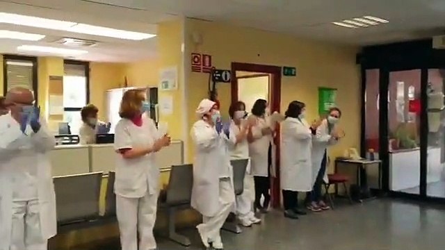 Les soignants réservent une belle surprise à ce chauffeur de taxi qui conduit les malades