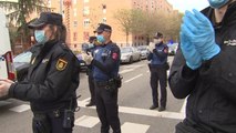 La Policía homenajea a una farmacia madrileña durante la crisis sanitaria