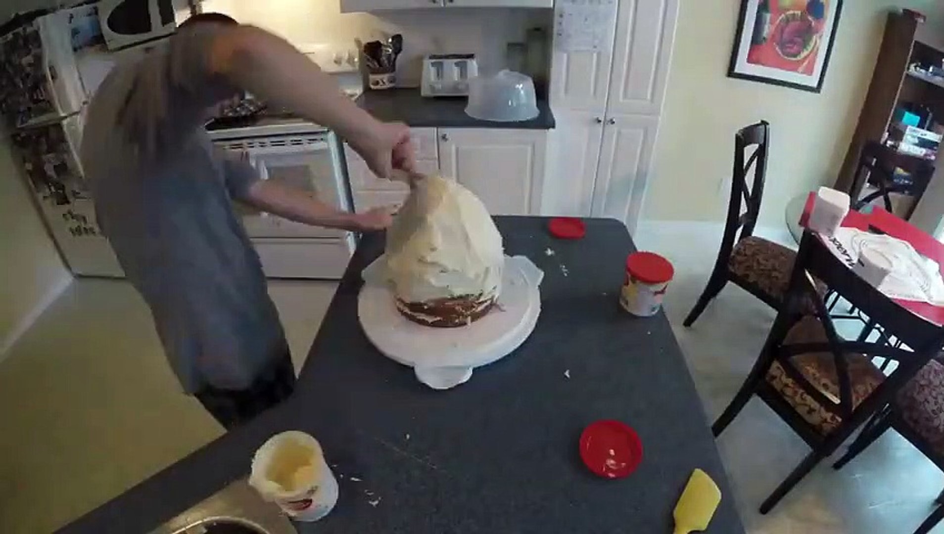 Gateau En Forme De Tete De Requin Il Passe Des Heures A Cuisiner Video Dailymotion