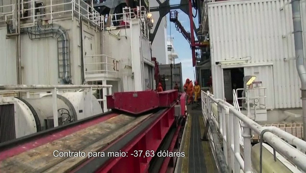 Petróleo WTI cai a nível jamais visto